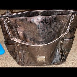 ✨MICHAEL KORS Delancy Metallic Shoulder Tote!